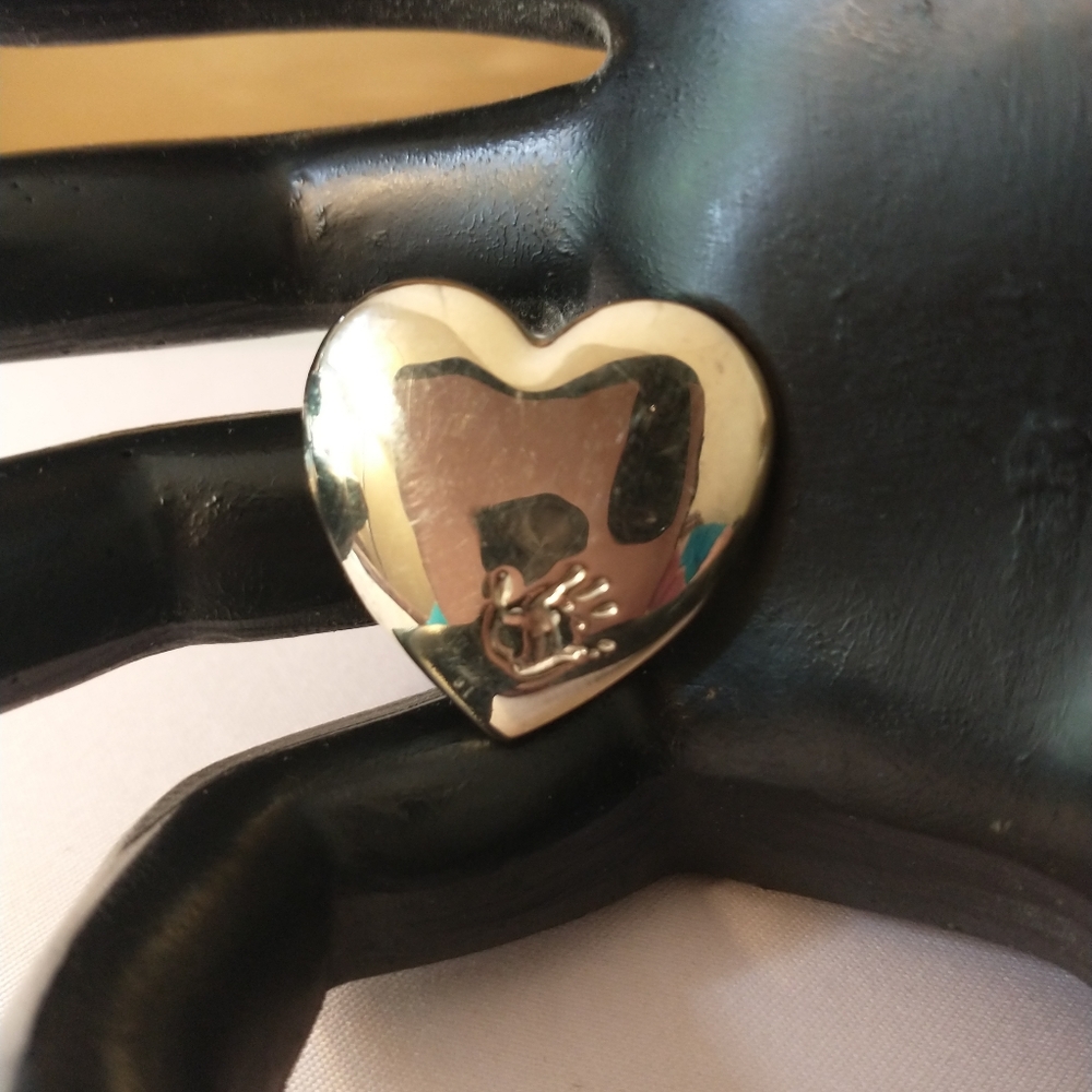 HEART SHAPED GOLD TONE BROOCH WITH I THINK A JAZZ HAND